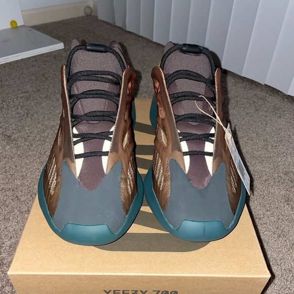 YZY 700 V3 Copper Fade - Picture 3 of 6